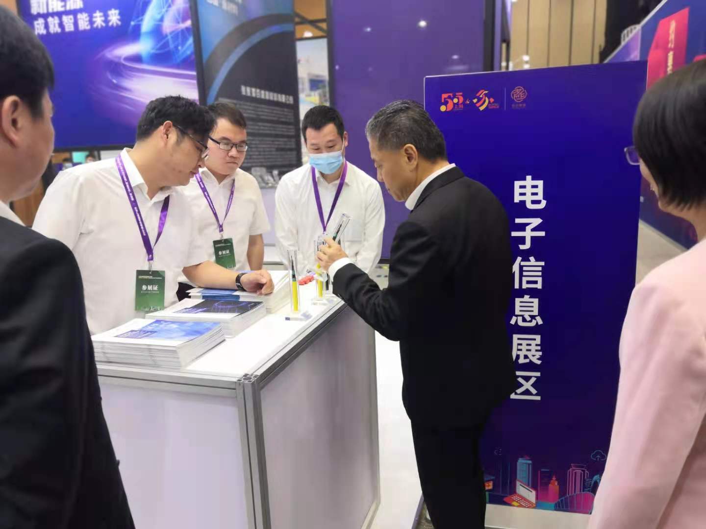 楊市長(zhǎng)、方書(shū)記親臨亨通展位 | 2021首屆蘇州超級(jí)產(chǎn)地節(jié)(圖6)